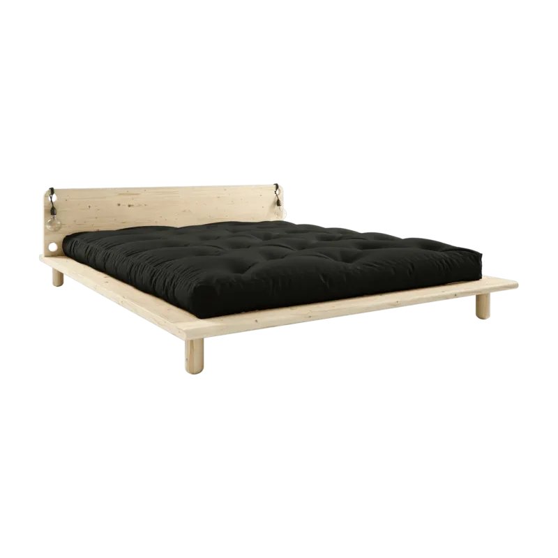 Lit en bois clair avec matelas noir et lampes de chevet 140x200cm Peek Comfort - Karup Design - The Cool Republic