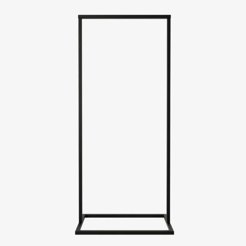 Frame Little Jackson - Schwarzer Kleiderständer mit quadratischem Fuß in minimalistischer, platzsparender Designoptik vor weißem Hintergrund