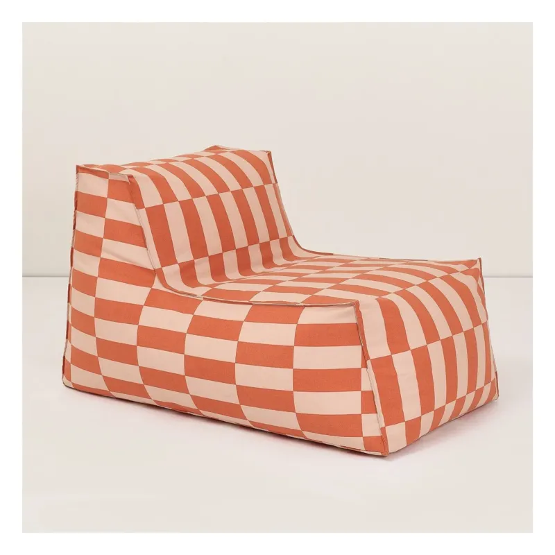 Pouf long d'extérieur en tissu déperlant à carreaux rouge et rose 70 x 110 x 62 cm Matteo - Nobodinoz - The Cool Republic