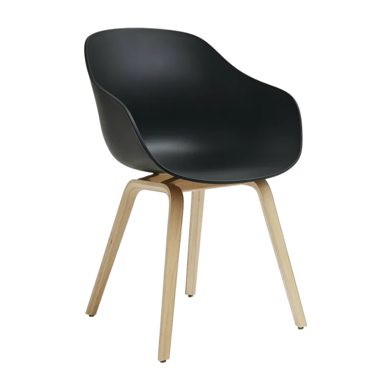 Chaise avec accoudoirs en plastique recyclé noir et pieds en chêne AAC 222 2.0 - HAY