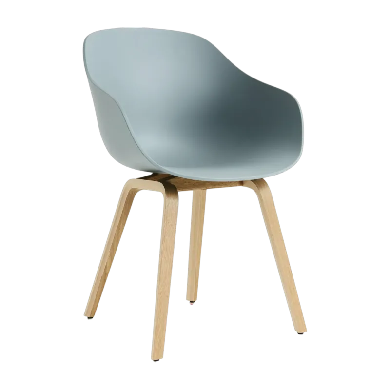 Chaise avec accoudoirs en plastique recyclé dusty bleu et pieds en chêne AAC 222 2.0 - HAY