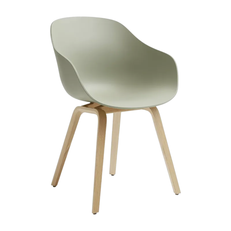 Chaise avec accoudoirs en plastique recyclé vert pastel et pieds en chêne AAC 222 2.0 - HAY