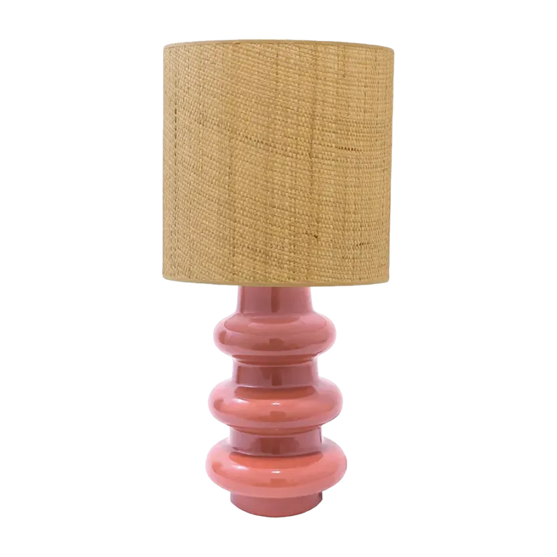Lampe en céramique rose et abat-jour en raphia Luzia - The Cool Republic