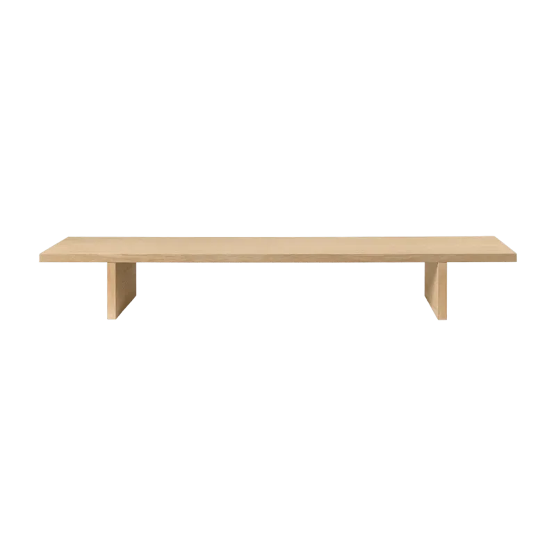 Table d’exposition en chêne 140 x 20 x 34 cm Kona - Ferm Living - The Cool Republic