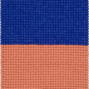 Tapis à boules de feutre bleu et saumon 70x100 cm Contrast - myfelt - The Cool Republic