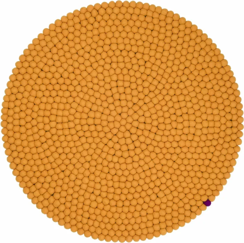 Tapis à boules de feutre ocre 250 cm Big One - myfelt - The Cool Republic