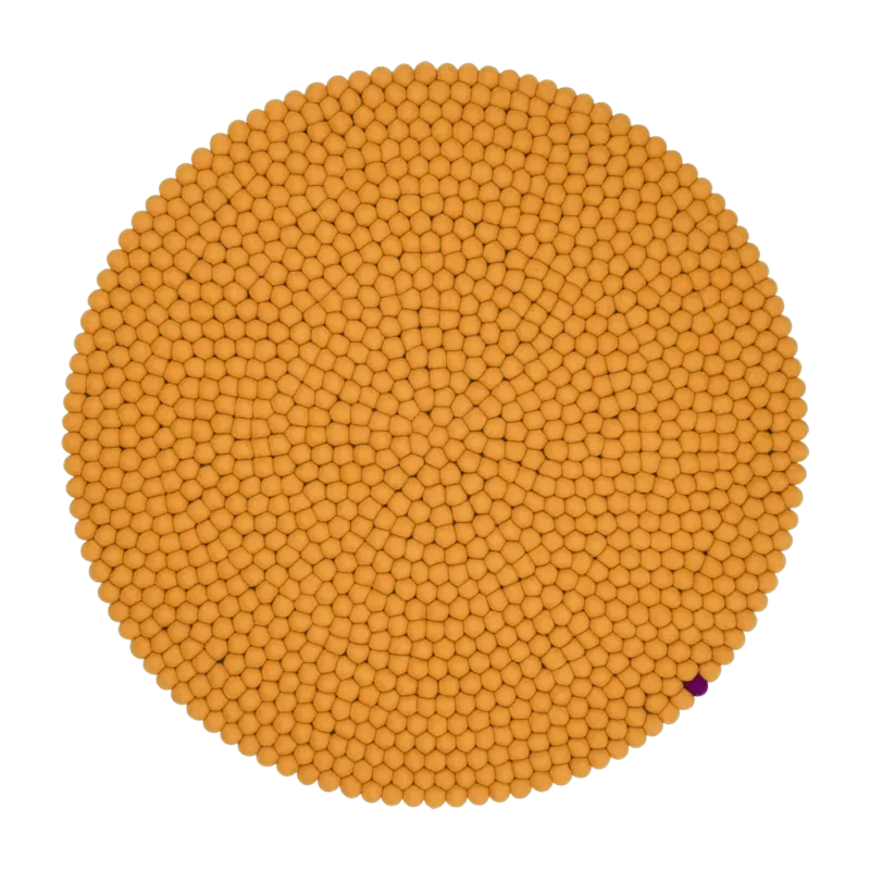 Tapis à boules de feutre ocre 50 cm Big One - myfelt - The Cool Republic