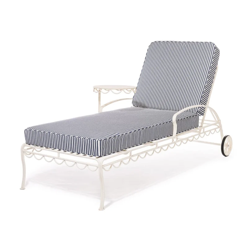 Transat de jardin en métal blanc antique et coussin en tissu rayé bleu marine Lauren The Al Fresco - Business & Pleasure - The Cool Republic