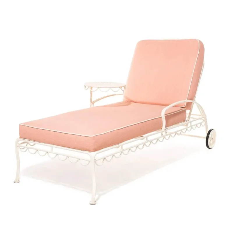 Transat de jardin en métal blanc antique et coussin en tissu rose Rivie Pink The Al Fresco - Business & Pleasure - The Cool Republic